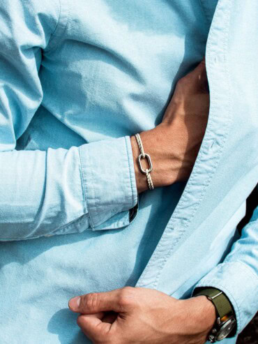 Bracelet Grand Maillon Toile en plaqué argent. Cordon rayé blanc et beige.