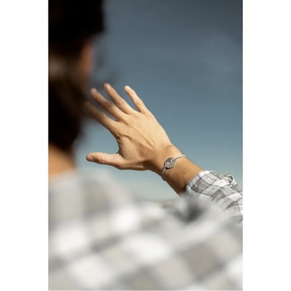 Bracelet fantaisie Rose des vents Levant. Cordon gris rayé bleu blanc rouge .