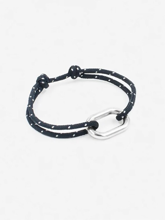 Bracelet Grand Maillon Mât en plaqué argent. Cordon noir moucheté de blanc.