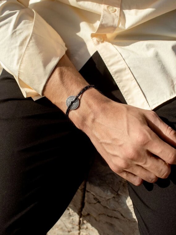 bracelet fantaisie Rose des vents tempête. Cordon noir et blanc