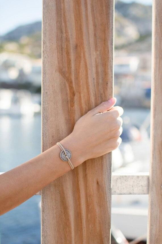 Bracelet fantaisie Rose des vents ZEPHIR. Cordon beige.