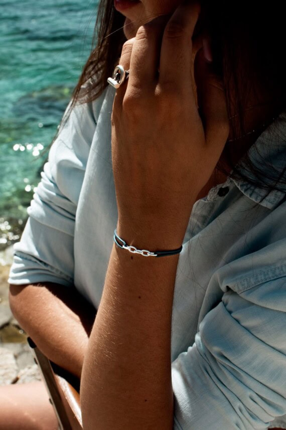 Bracelet Petits maillons Houle en plaqué argent. Cordon Bleu canard.Bracelet Petits maillons Houle en plaqué argent. Cordon Bleu canard.