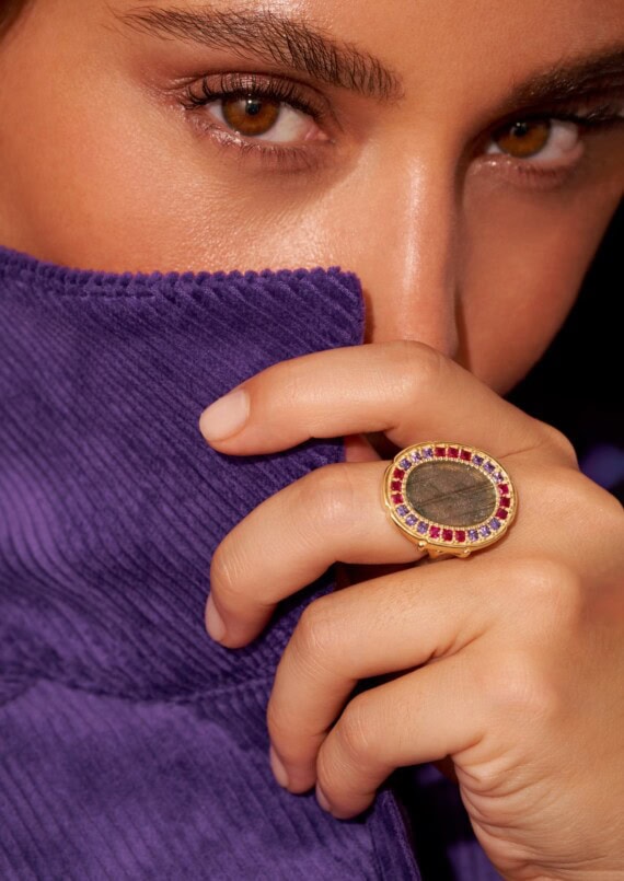 Bague Hera labradorite, portée par une femme