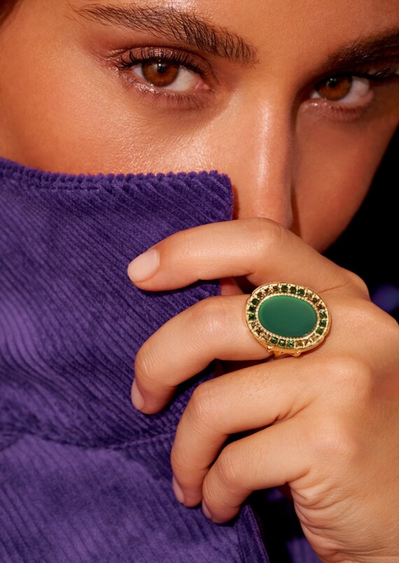 Bague Hera onyx vert, portée par une femme