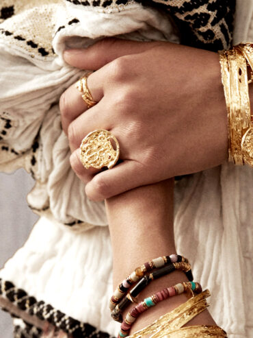 bague sirohi elise tsikis paris portée par une femme - focus main