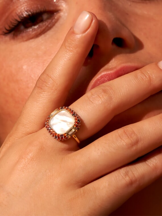 Bague Idylle. Nacre et zircons. Bijou porté par une femme