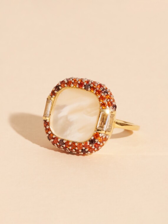 Bague Idylle. Nacre et zircons. Dorure or fin 18 carats.
