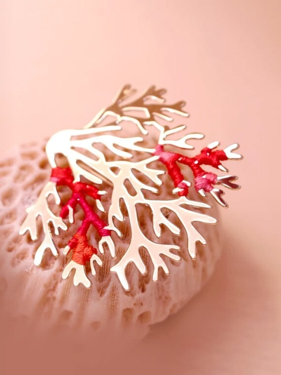 Broche brodée à la main CORAIL