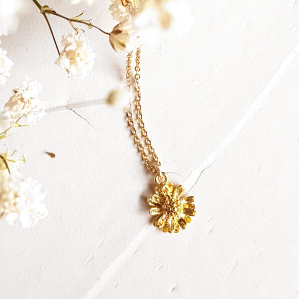 Collier marguerite femme - bijou fin - présentation