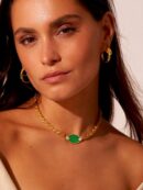 Collier mayan onyx vert porte par une femme. Elle porte également les creoles doubles onyx vert.