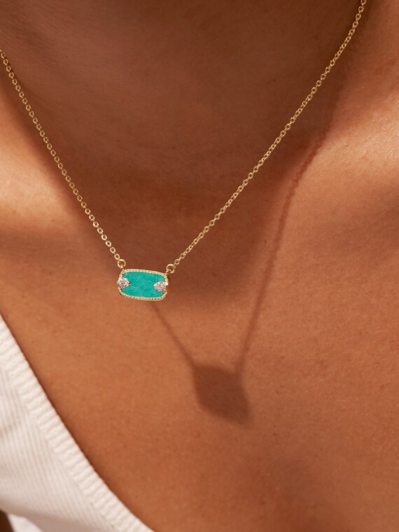 Collier Sangha Turquoise. ras-de-cou doré à l'or fin, porté par une femme. Pendentif rectangulaire.