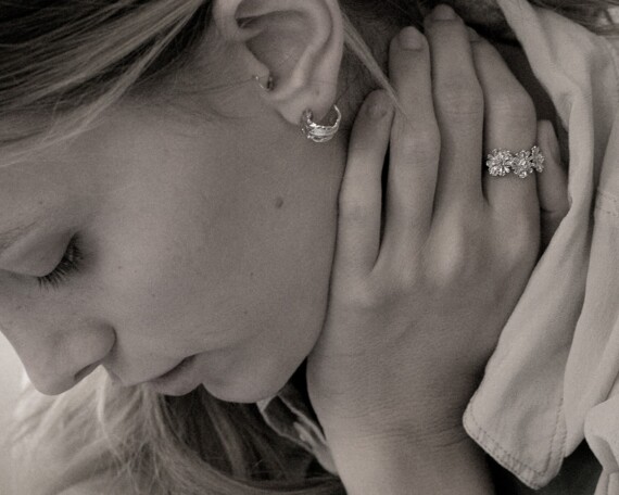 Créoles Chennai Small en plaque or blanc : des bijoux français ethniques portés par une jeune femme.