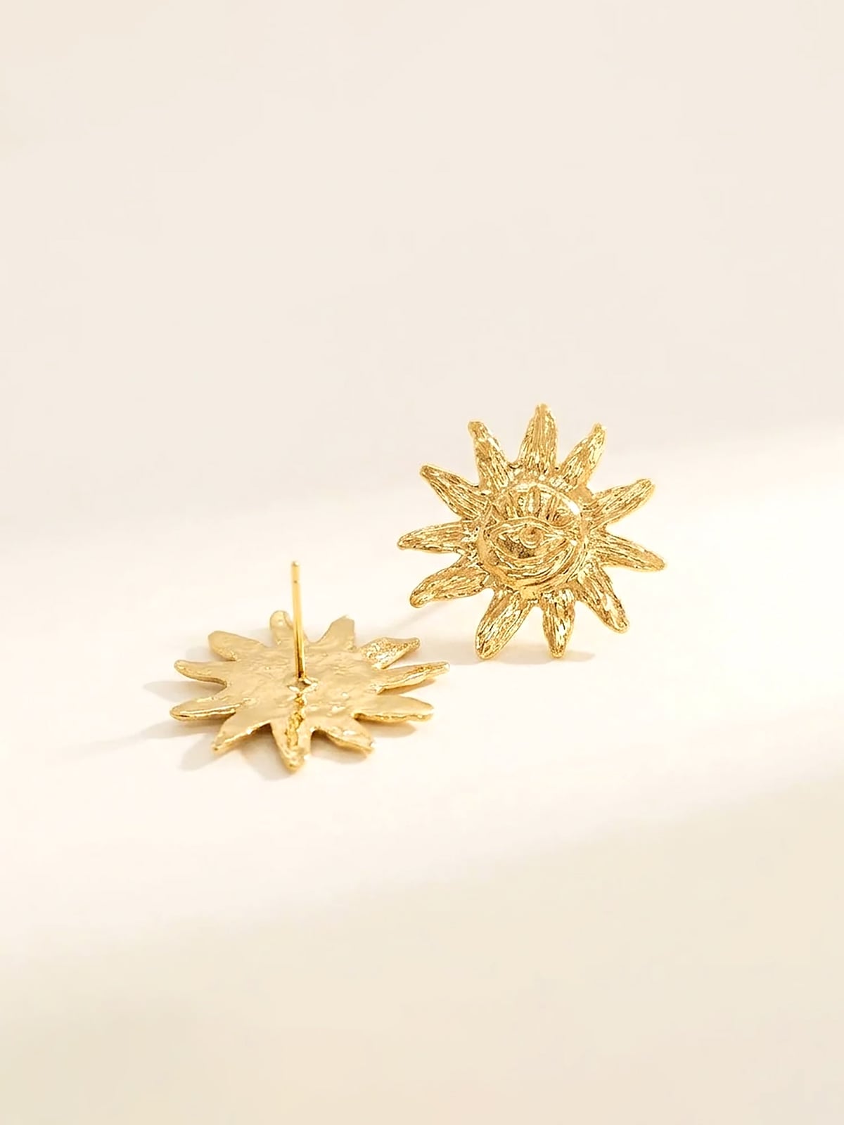 Puces d'oreilles aria - boucles d'oreilles soleil doré - présentation