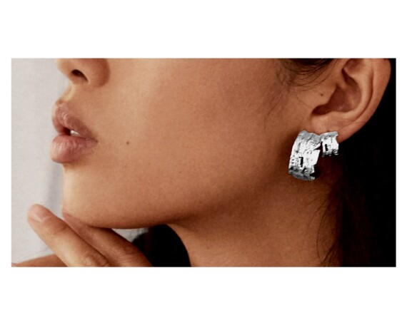 Créoles Chennai en plaque or blanc : des bijoux français ethniques portés par une jeune femme.