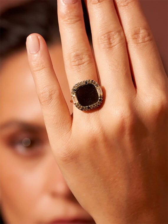 Bague Idylle. Obsidienne dorée et zircons. Bijou porté par une femme