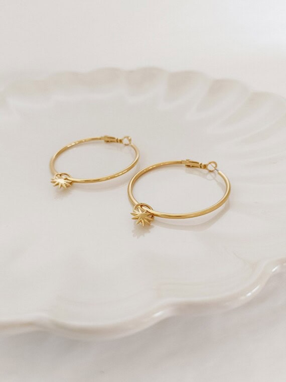 Grandes boucles créoles étoiles Sally dorées à l'or fin 24 carats