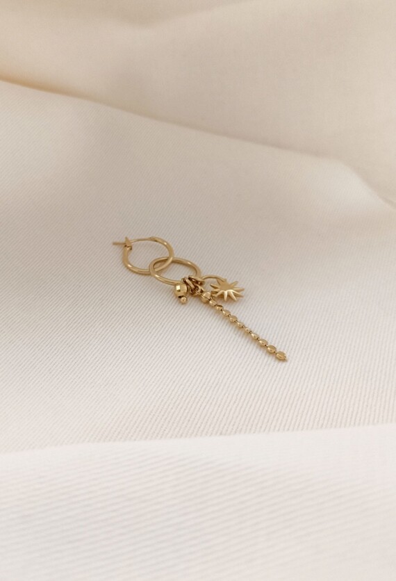 mono Boucle DREAM. Bocule d'oreille pendante à l'unité. Dorée à l'or fin.