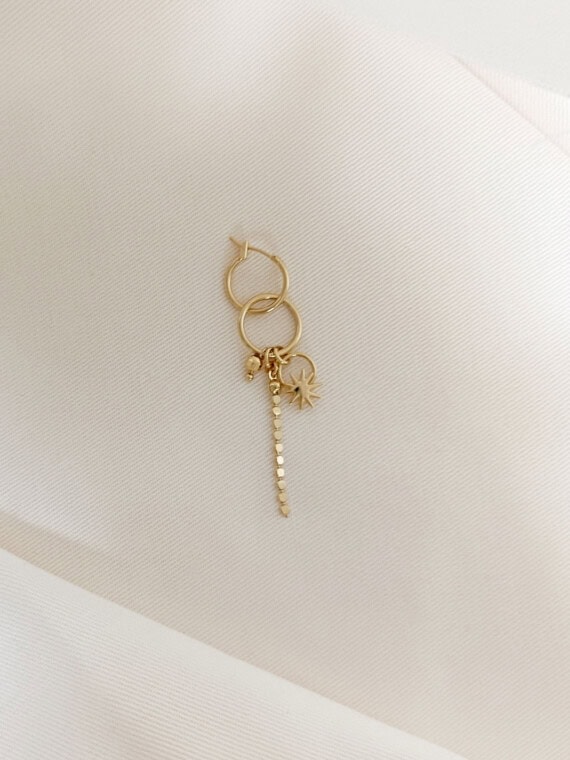 mono Boucle DREAM. Bocule d'oreille pendante à l'unité. Dorée à l'or fin.