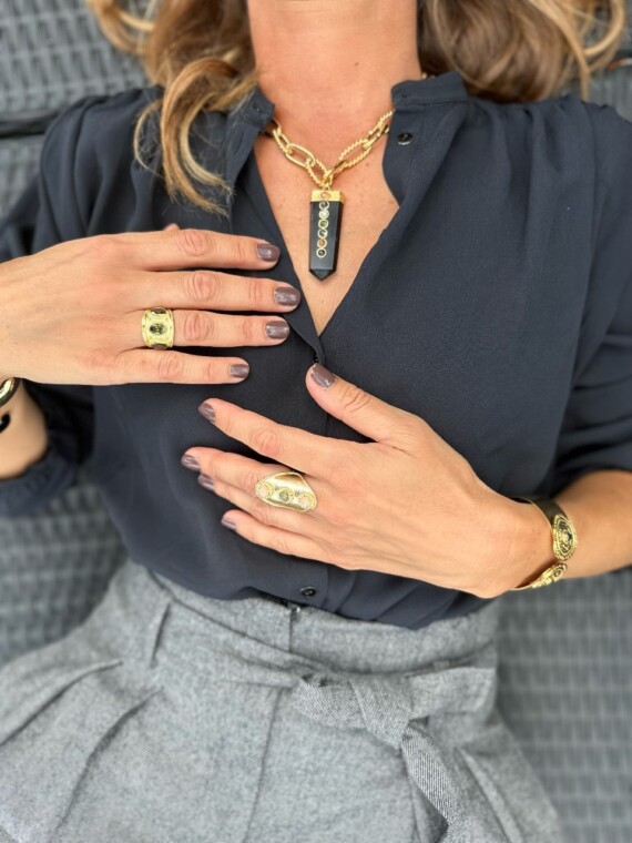 Bague 3 cabochons péridot Ankara, porté par une femme. Un bijou français, doré à l'or fin.