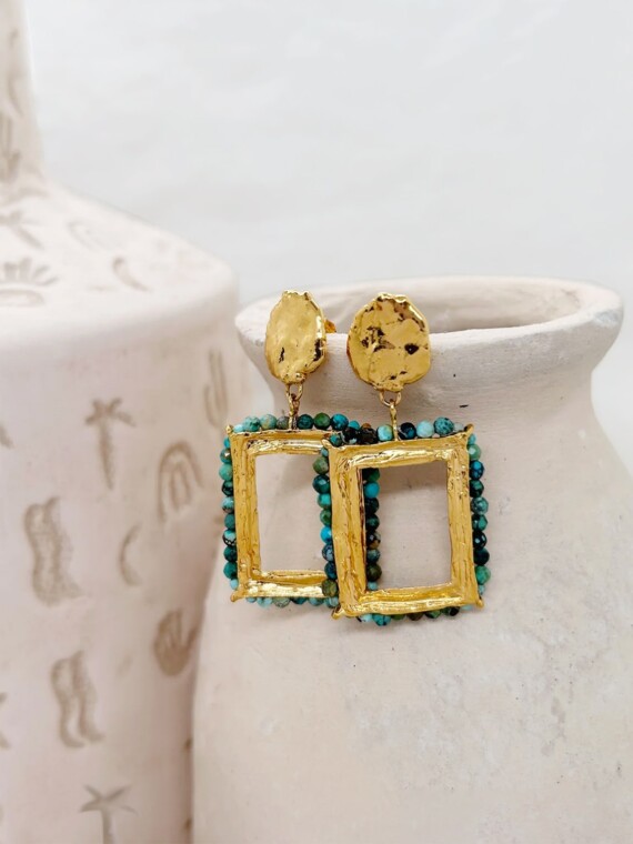 Boucles kampia turquoise. Bijoux dorés pour femme. Forme de cadre de tableau.