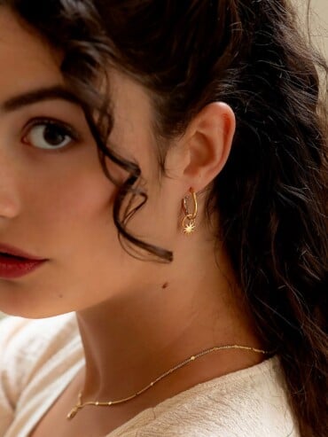 femme portant les Boucles créoles étoiles Sally