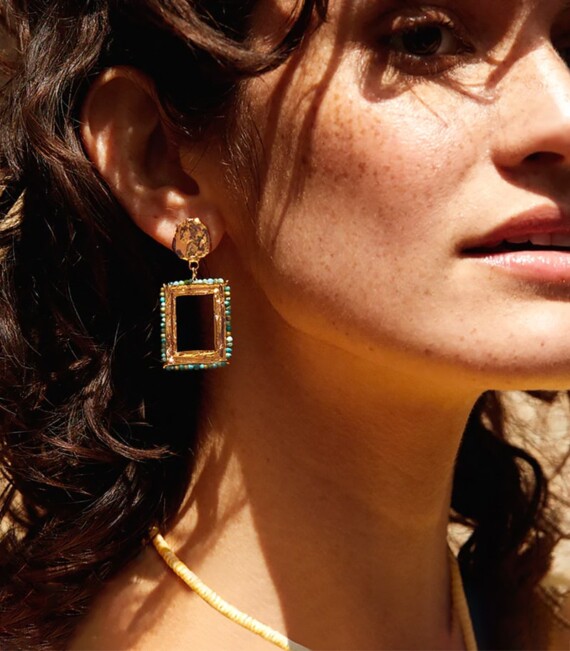 Boucles kampia turquoise. Bijoux dorés pour femme. Forme de cadre de tableau.