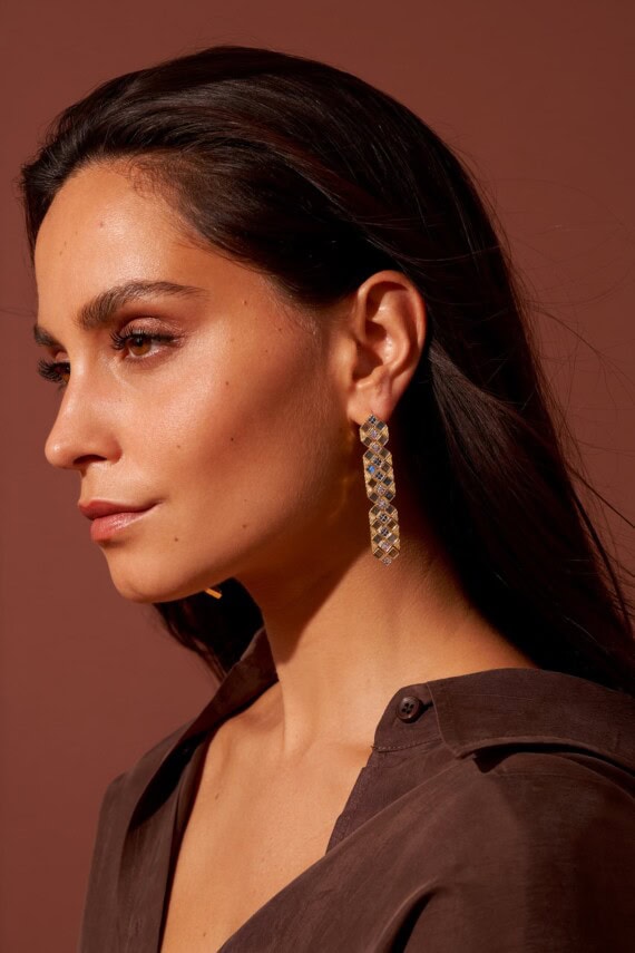 femme portant les boucles d'oreilles idylle labradorite.