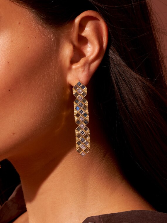 femme portant les boucles d'oreilles idylle labradorite. Zoom sur les bijoux.