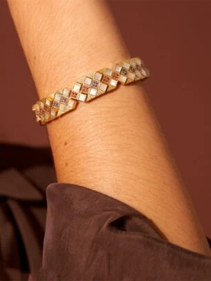 Bracelet idylle nacre, porté par une femme en chemise.