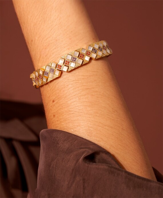Bracelet idylle nacre, porté par une femme en chemise.