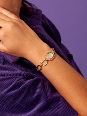 Bracelet hera nacre porté par une femme.