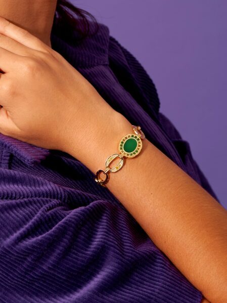Bracelet hera onyx vert porté par une femme.