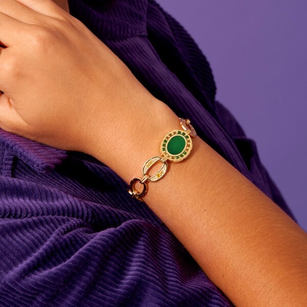 Bracelet hera onyx vert porté par une femme.
