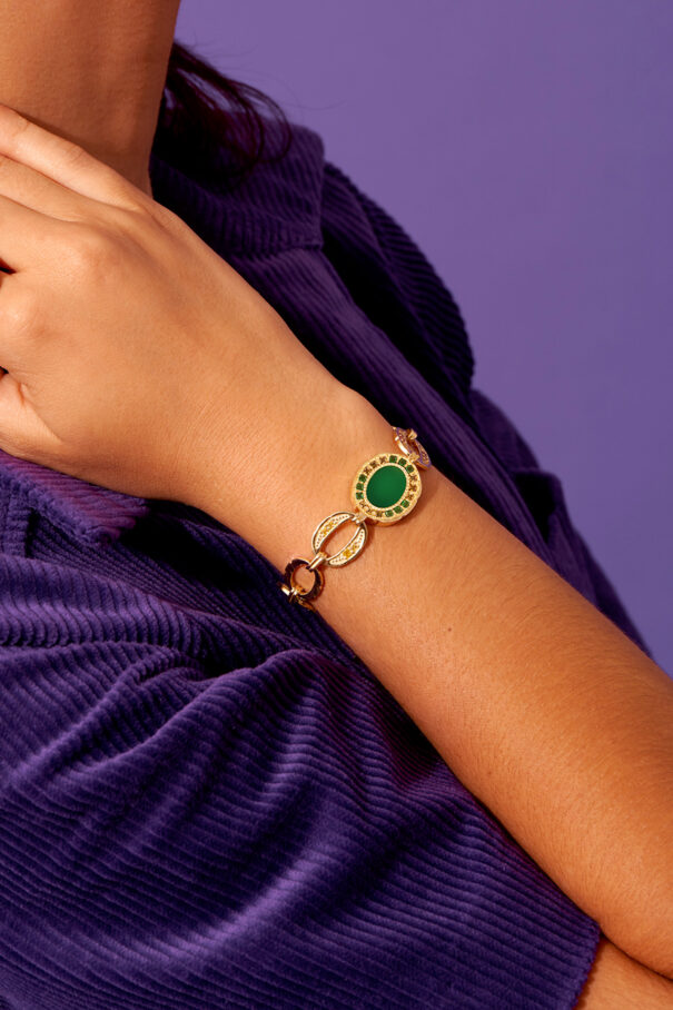 Bracelet hera onyx vert porté par une femme.