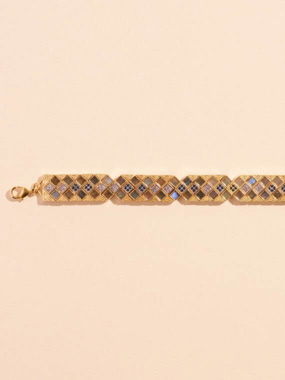 Bracelet Idylle en labradorite. Présentation de ce bijou Doré à l'or fin. Zoom sur une partie.