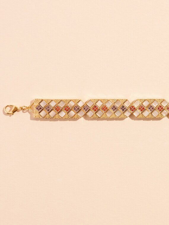 Bracelet Idylle en nacre. Présentation de ce bijou Doré à l'or fin. Zoom sur une partie.