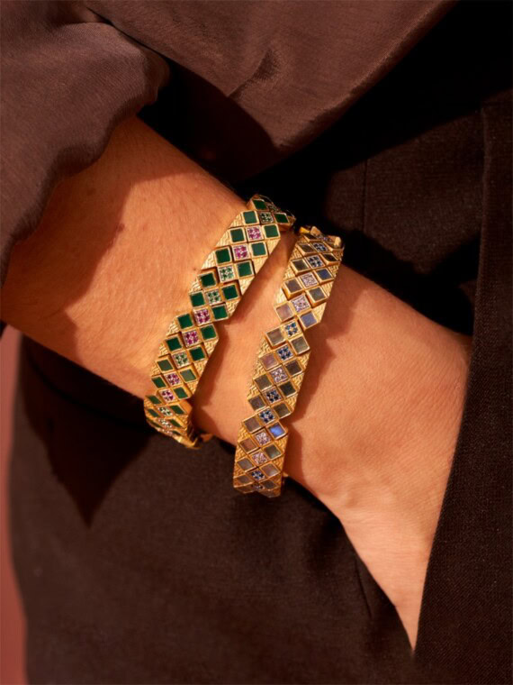 Bracelet idylle labradorite porté par une femme en pantalon.