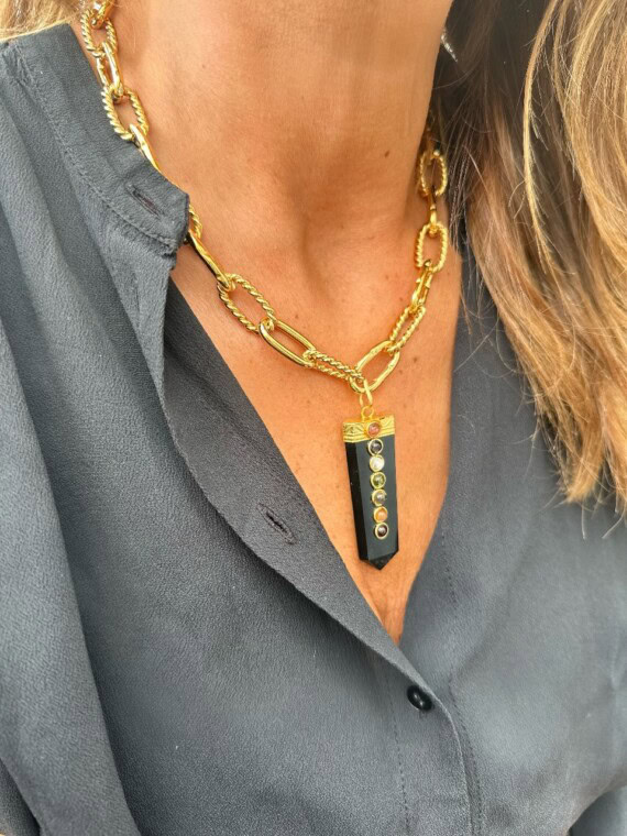 femme portant le Collier onyx 7 chakras Mascate. Zoom sur le collier.