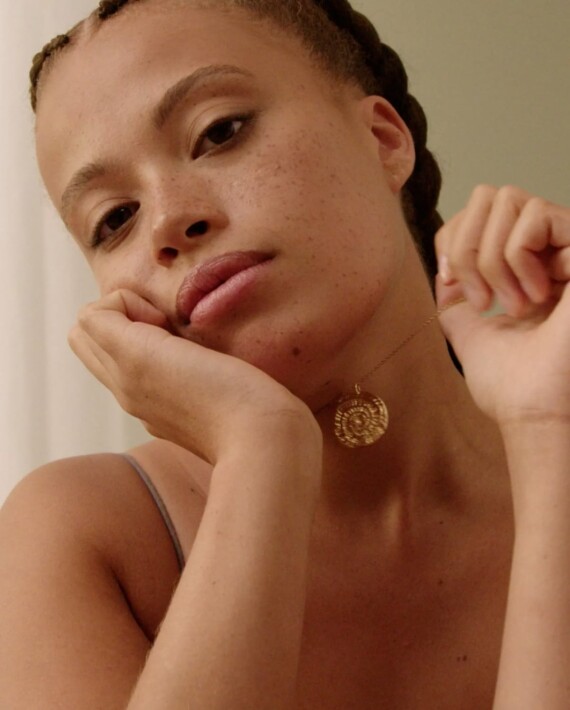 Inspiration : femme portant le collier médaille vénus.