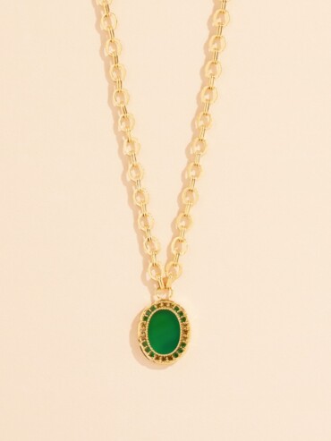 Présentation du Collier Hera Onyx vert et zircons. Zoom sur la chaîne et la pierre.