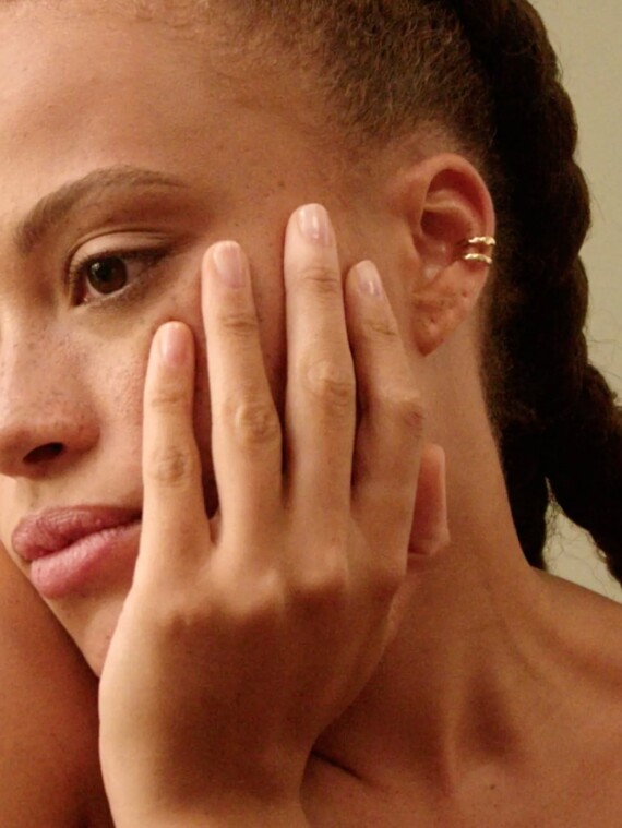 Petites bagues d'oreilles portées par une jeune femme