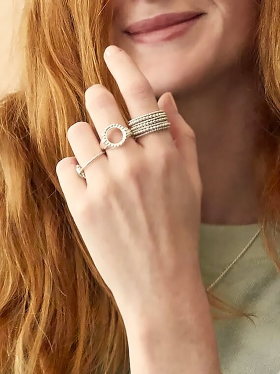 Bague semainier Lou. Mix de perles en argent.