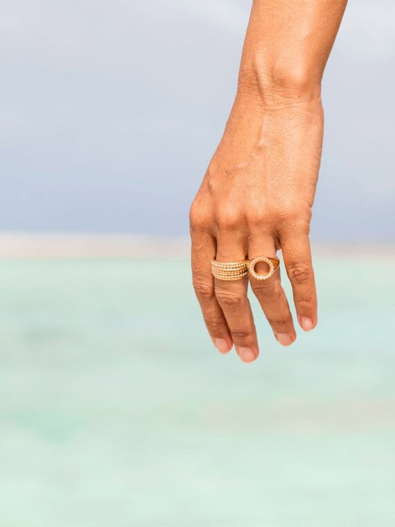 Bague semainier Ophélie et bague chevalière perlée dorée