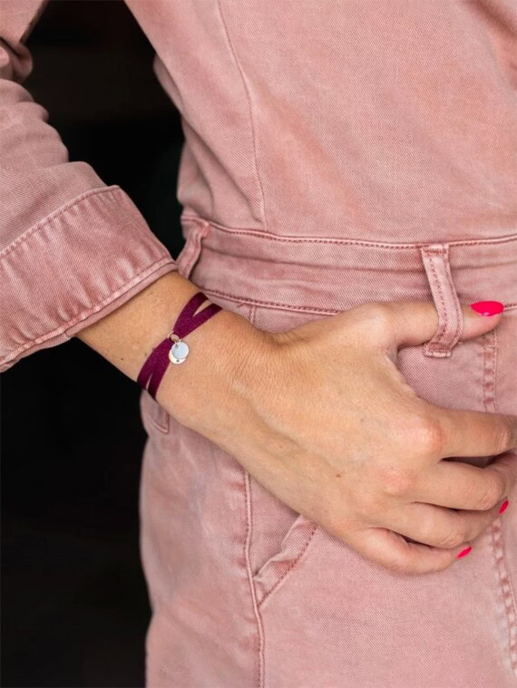 Mon bijou secret - Bracelet Médaille je porte bonheur. Ruban couleur Bordeaux.