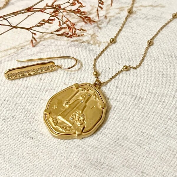 Collier médaille antique thémis
