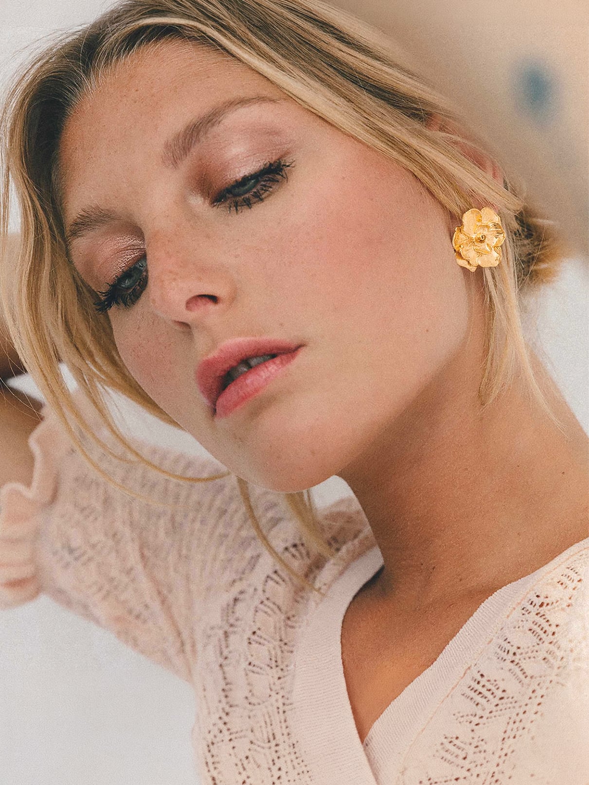 Boucles d'oreilles fleurs dorées Sarah 1 boucles d'oreilles fleurs dorées Sarah - Puces d'oreilles - femme
