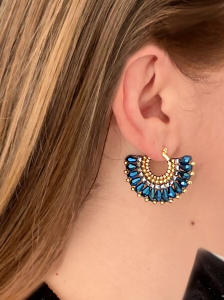 Boucles d'oreilles montebello bleu portées par une femme