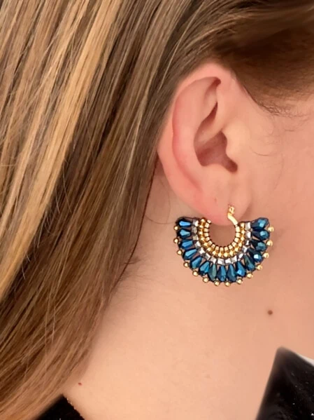 Boucles d'oreilles montebello bleu portées par une femme