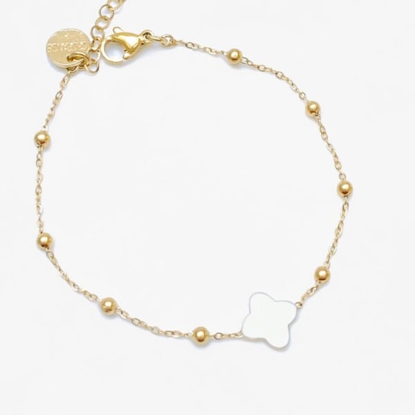 Bracelet nacre Alexa. bracelet gri-gri trefle.