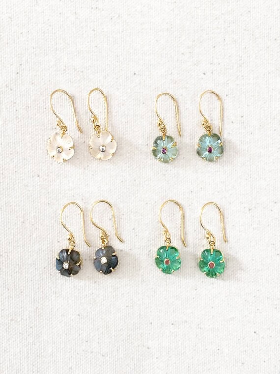 Boucles fleur tiny - pierres fines naturelles cristal, aigue-marine, labradorite et apatite